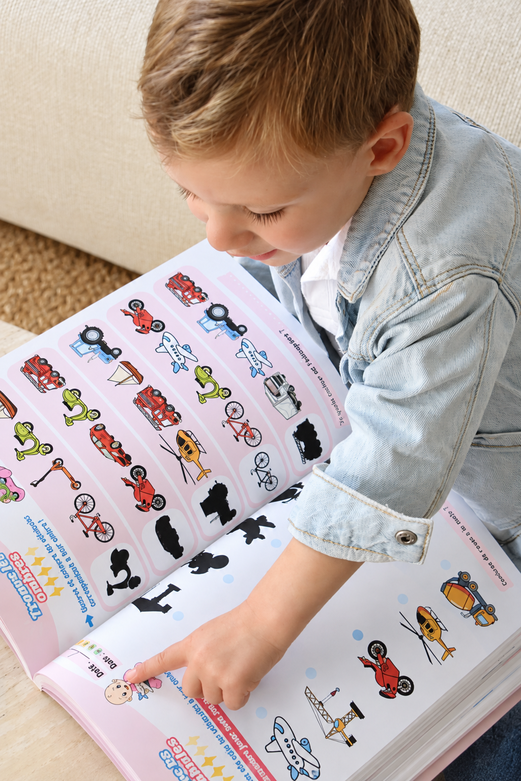 Jouer et apprendre avec son enfant grâce au cahier d'activités. 