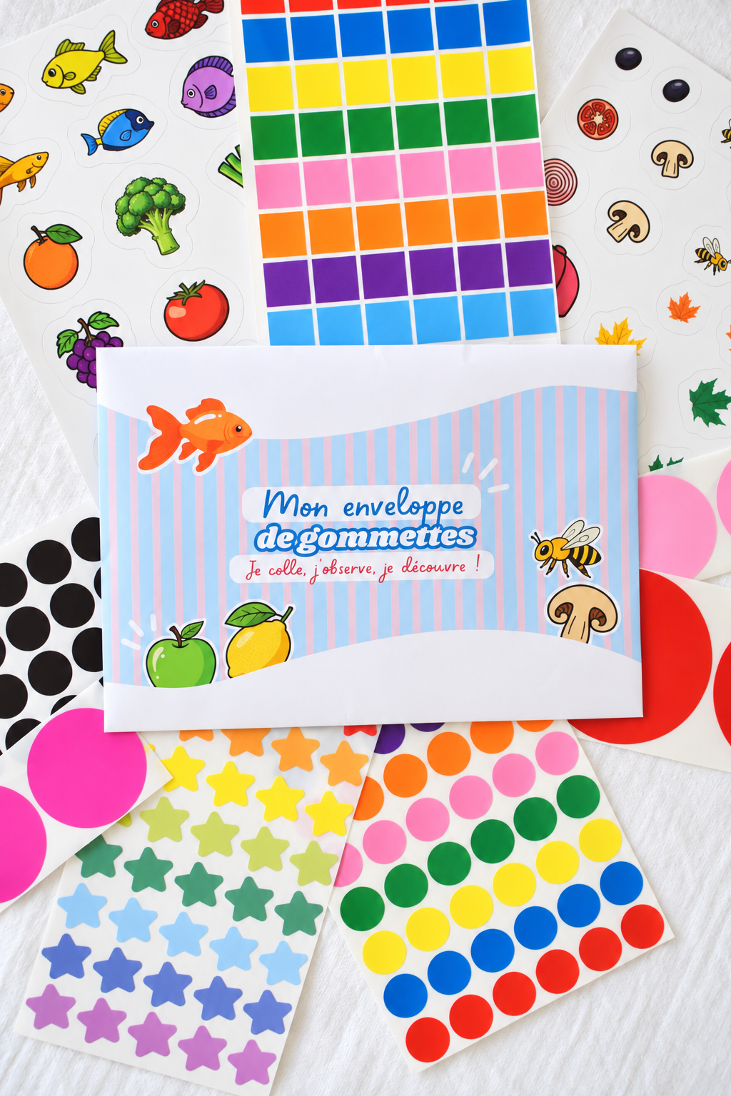 Planches de gommettes pour tout-petits, idéales pour développer la motricité fine. 